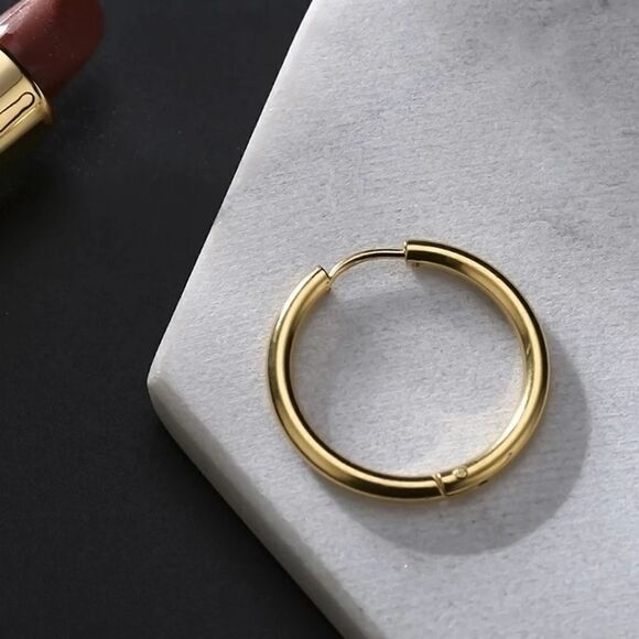 MM Lafleur Small Claressa Gold Earrings - Picture 4 of 8